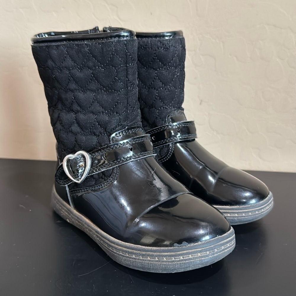 Carter’s girls / toddler boots. Zip up black. Size 9.